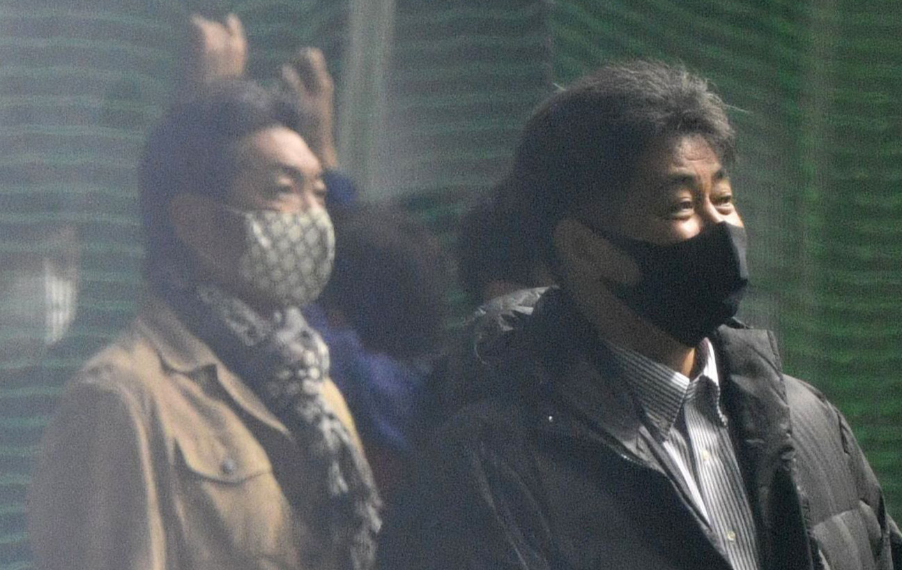 タマホームスタジアム筑後を視察に訪れた工藤監督は小久保ヘッドコーチと練習を見つめる（代表撮影）