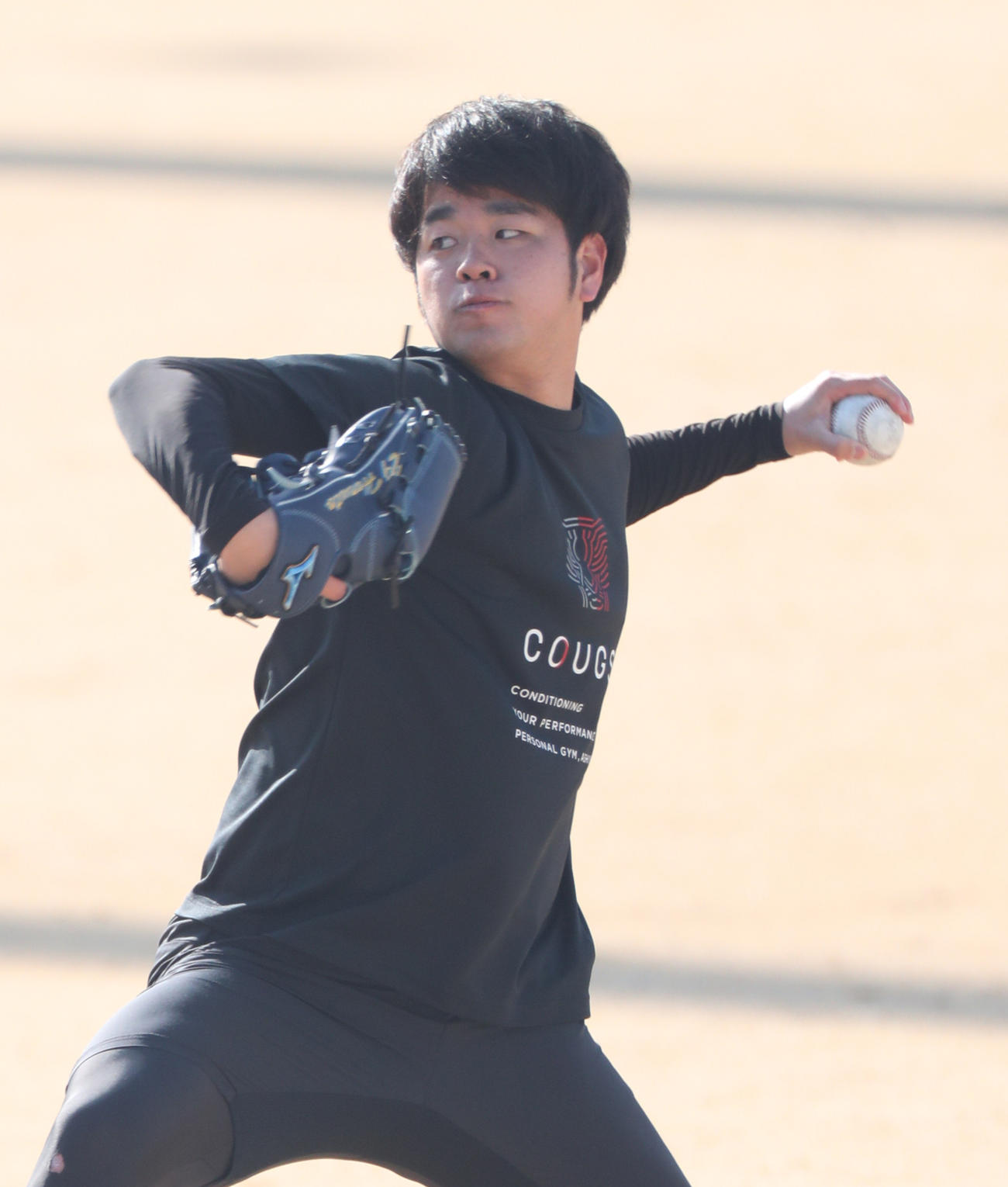 15日、鳴尾浜でキャッチボールを行った阪神高橋（代表撮影）