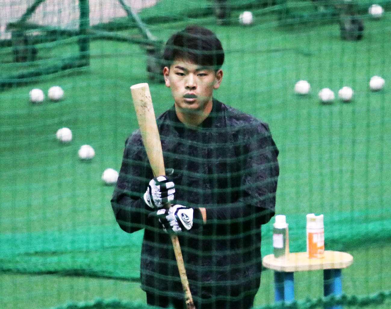 バットを持つ日本ハム野村（撮影・山崎純一）