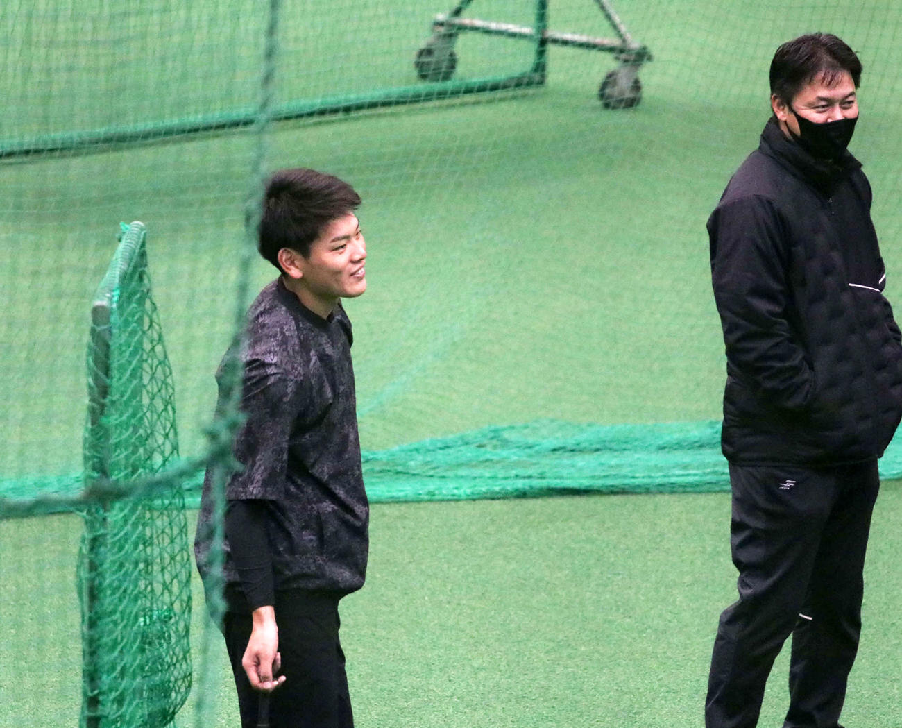 金子誠野手総合コーチ（右）と談笑する日本ハム野村（撮影・山崎純一）