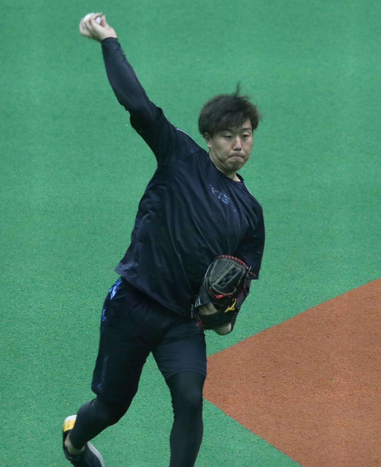 キャッチボールをする日本ハム斉藤（撮影・山崎純一）