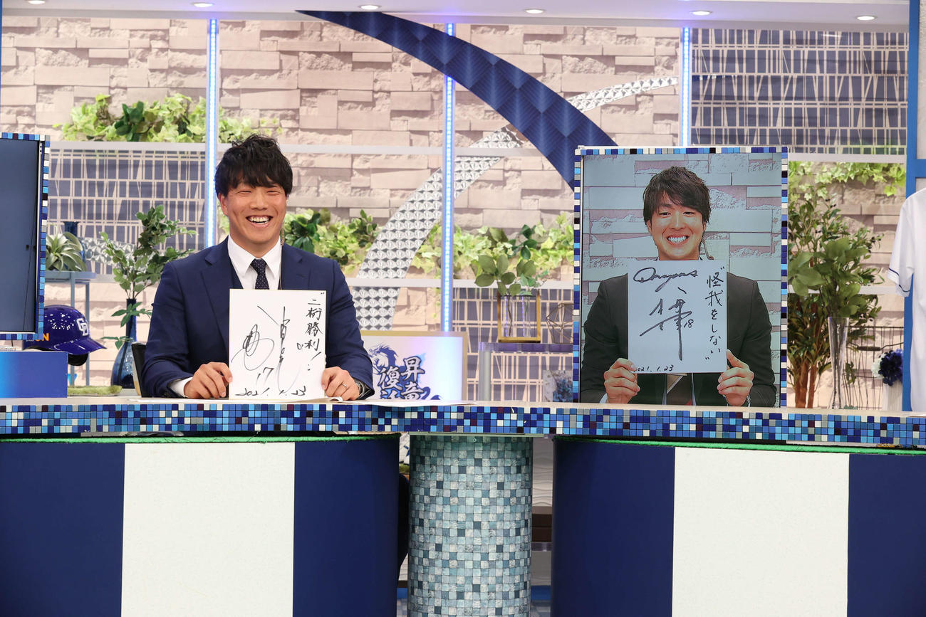 それぞれの自主トレを終え地元テレビ局の番組に出演する中日柳（左）とモニター出演の梅津（代表撮影）