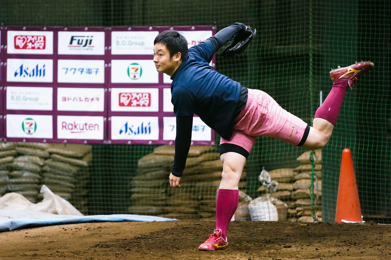 自主トレを公開し、ブルペン投球を行った楽天松井（球団提供）