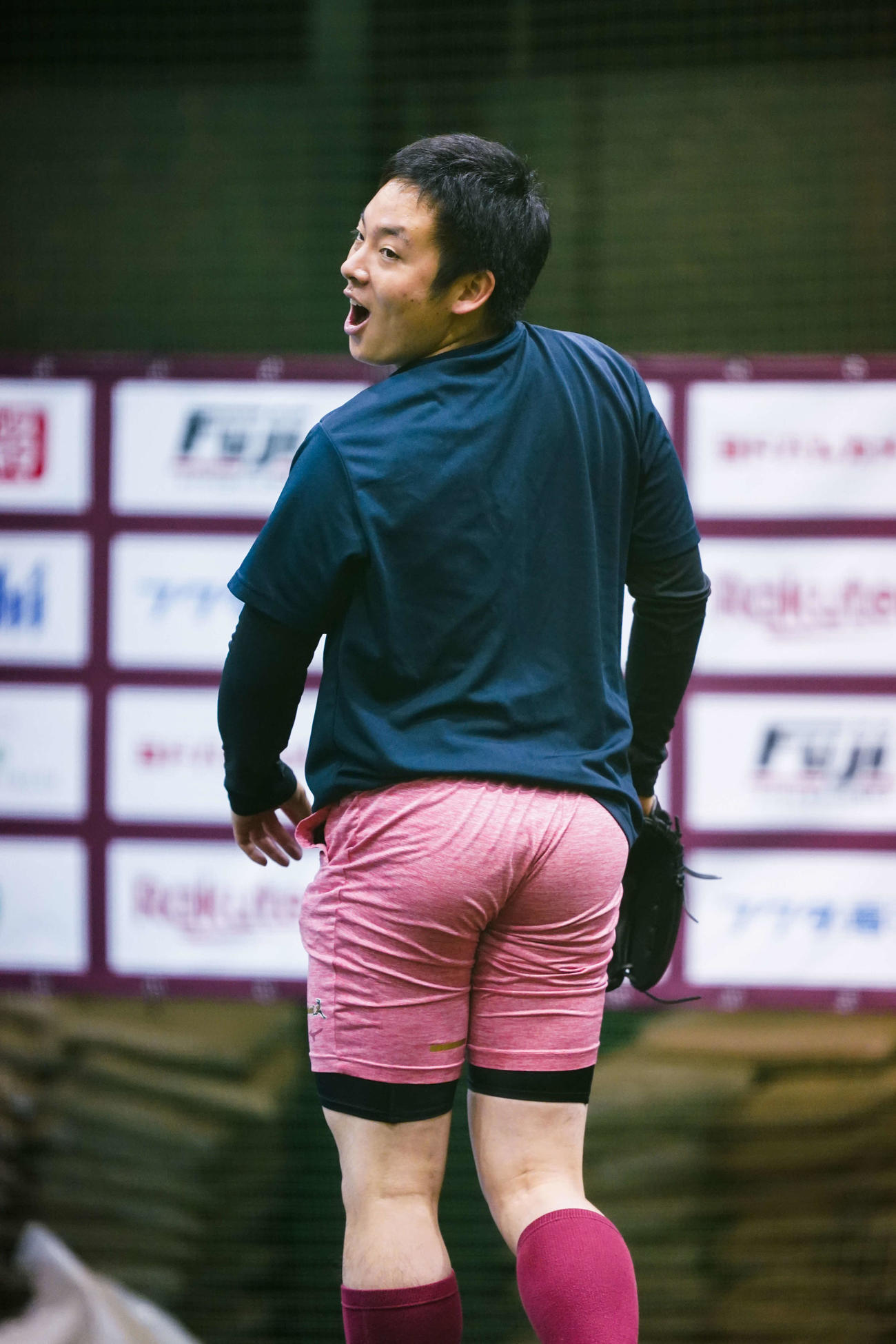 自主トレを公開し、ブルペン投球を行う楽天松井（球団提供）