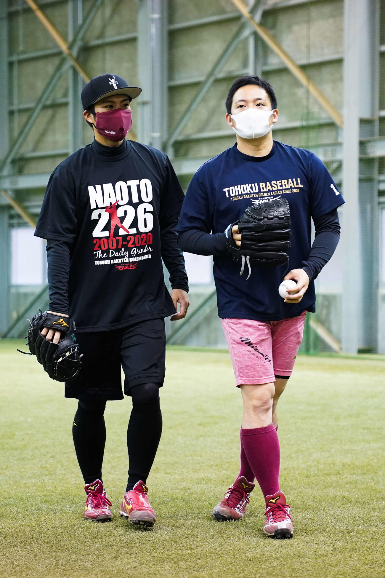 自主トレを公開し、楽天辛島（左）とキャッチボールを行った松井（右）（球団提供）