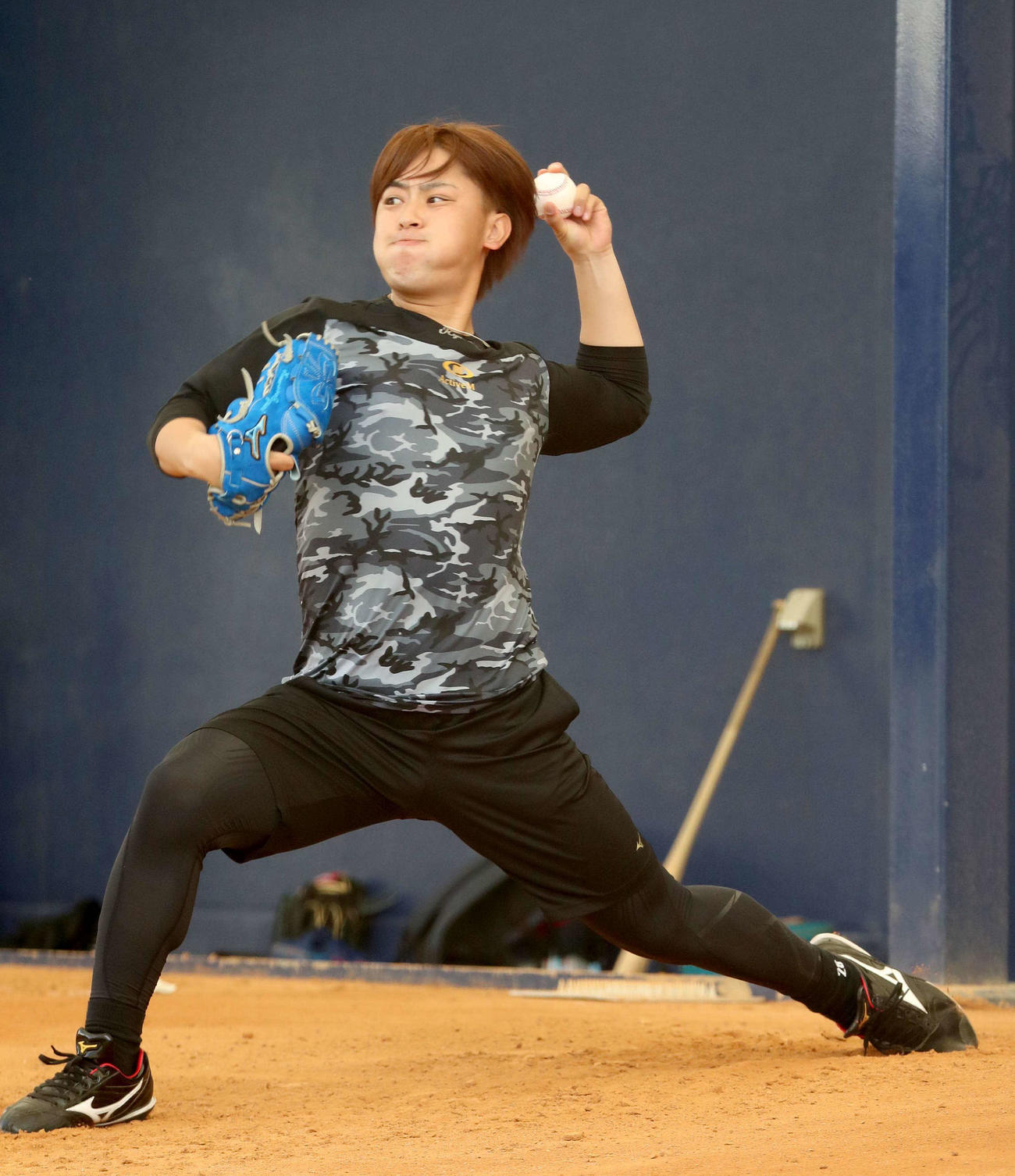 ブルペンで投球する日本ハム河野（撮影・佐藤翔太）