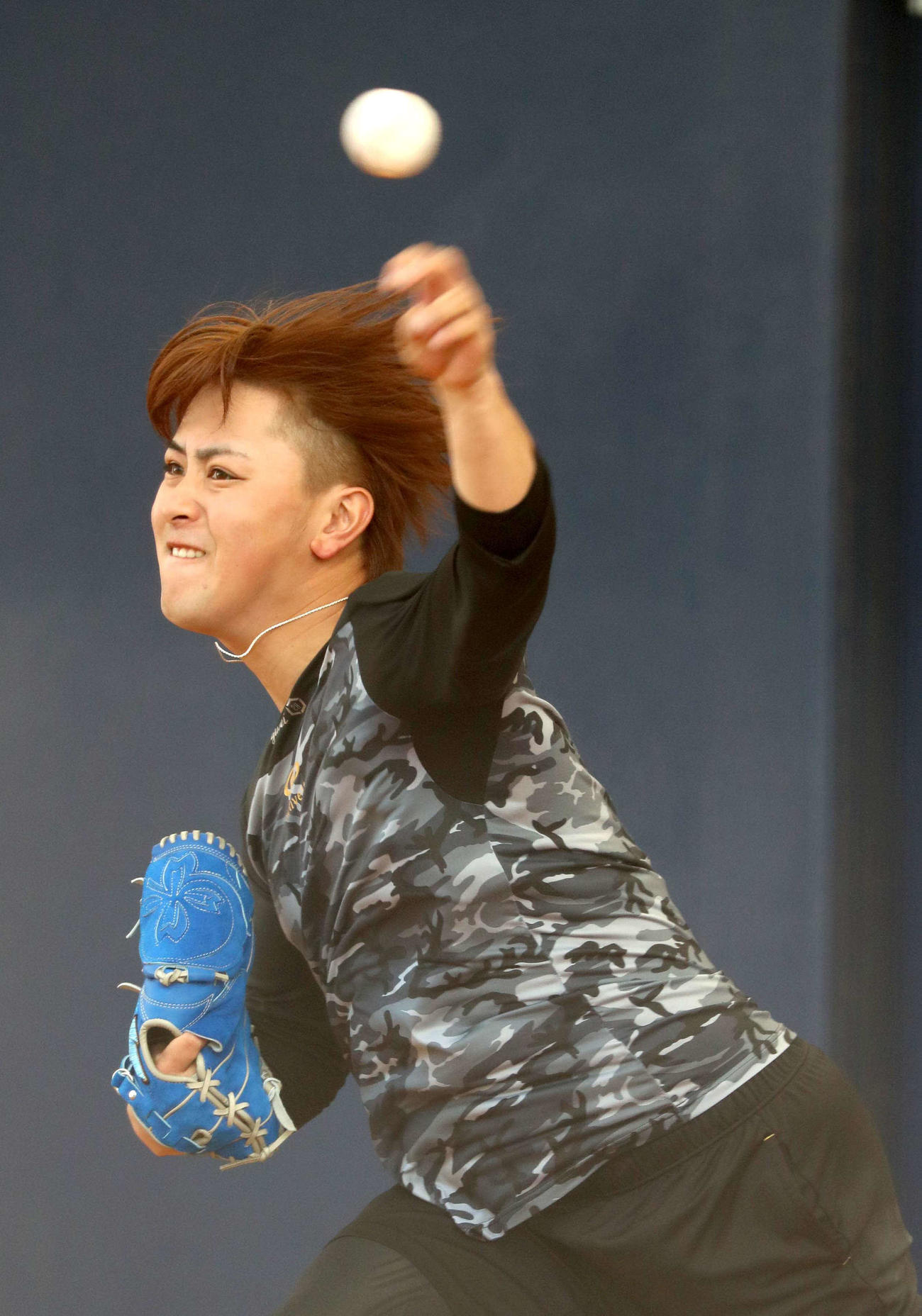 ブルペンで投球する日本ハム河野（撮影・佐藤翔太）