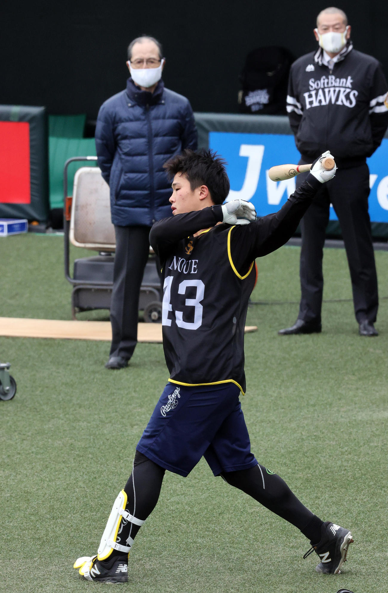 タマホームスタジアム筑後を視察した王球団会長の前で打撃練習をする井上（代表撮影）