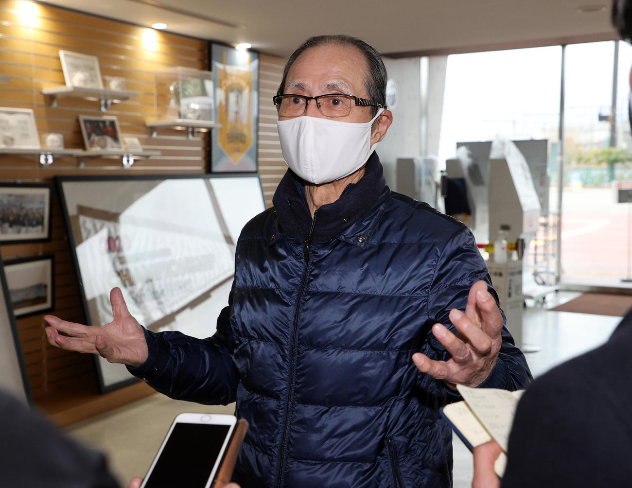 タマホームスタジアム筑後を視察した王球団会長は報道陣の質問にこたえる（代表撮影）
