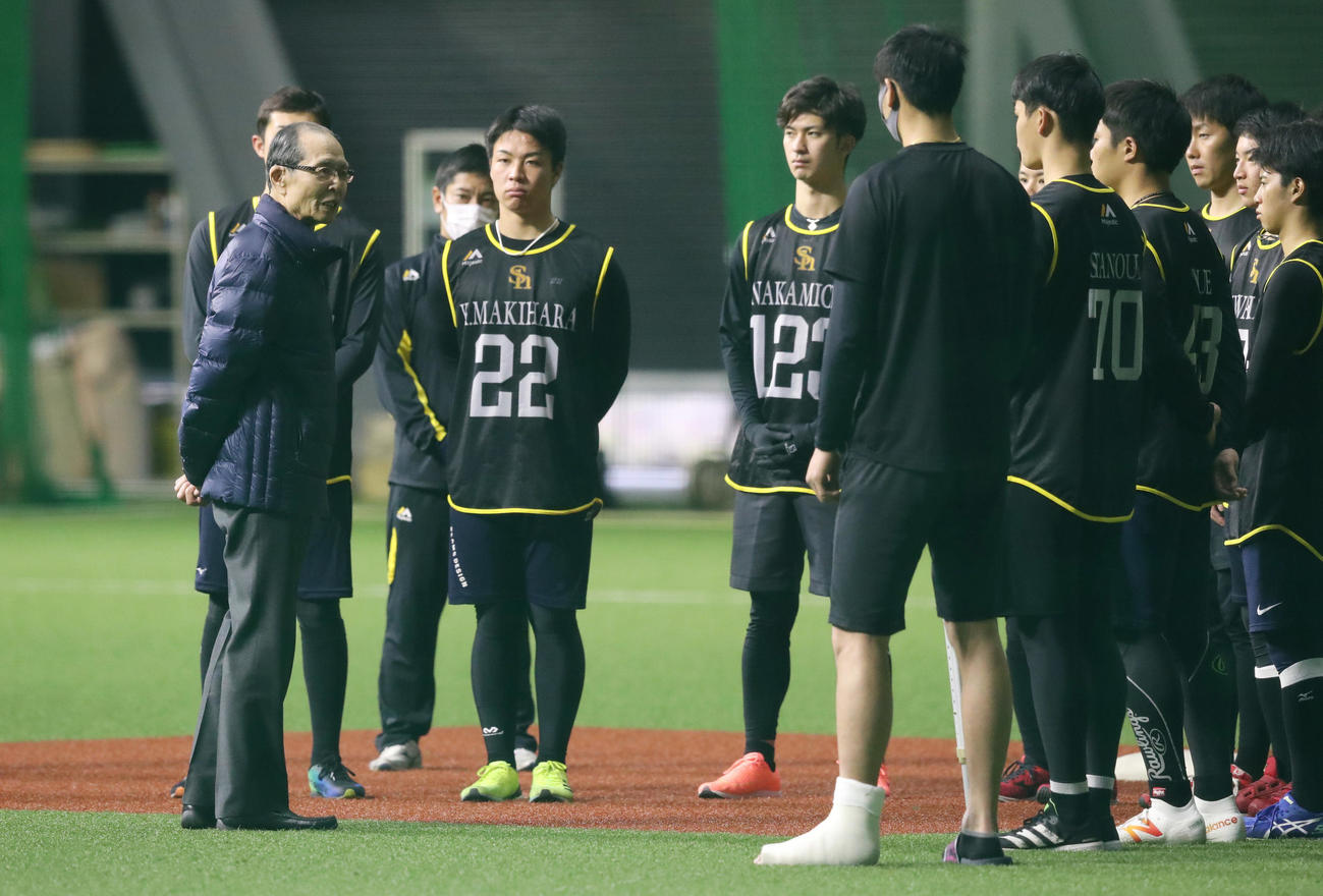 タマホームスタジアム筑後を視察した王球団会長は、練習前にルーキーに訓示