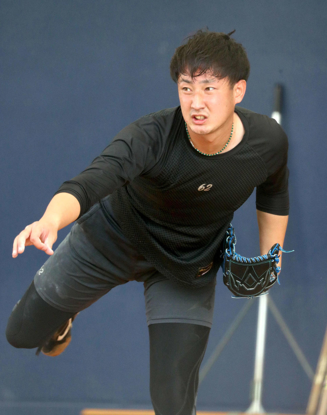 ブルペンで投球する日本ハム望月（撮影・佐藤翔太）