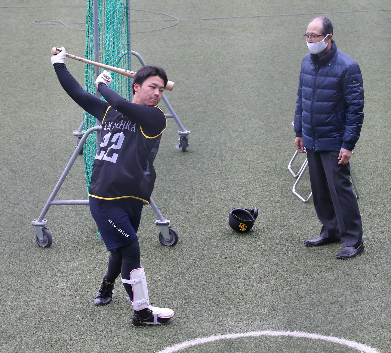 牧原巧の打撃を熱心に見入る王球団会長