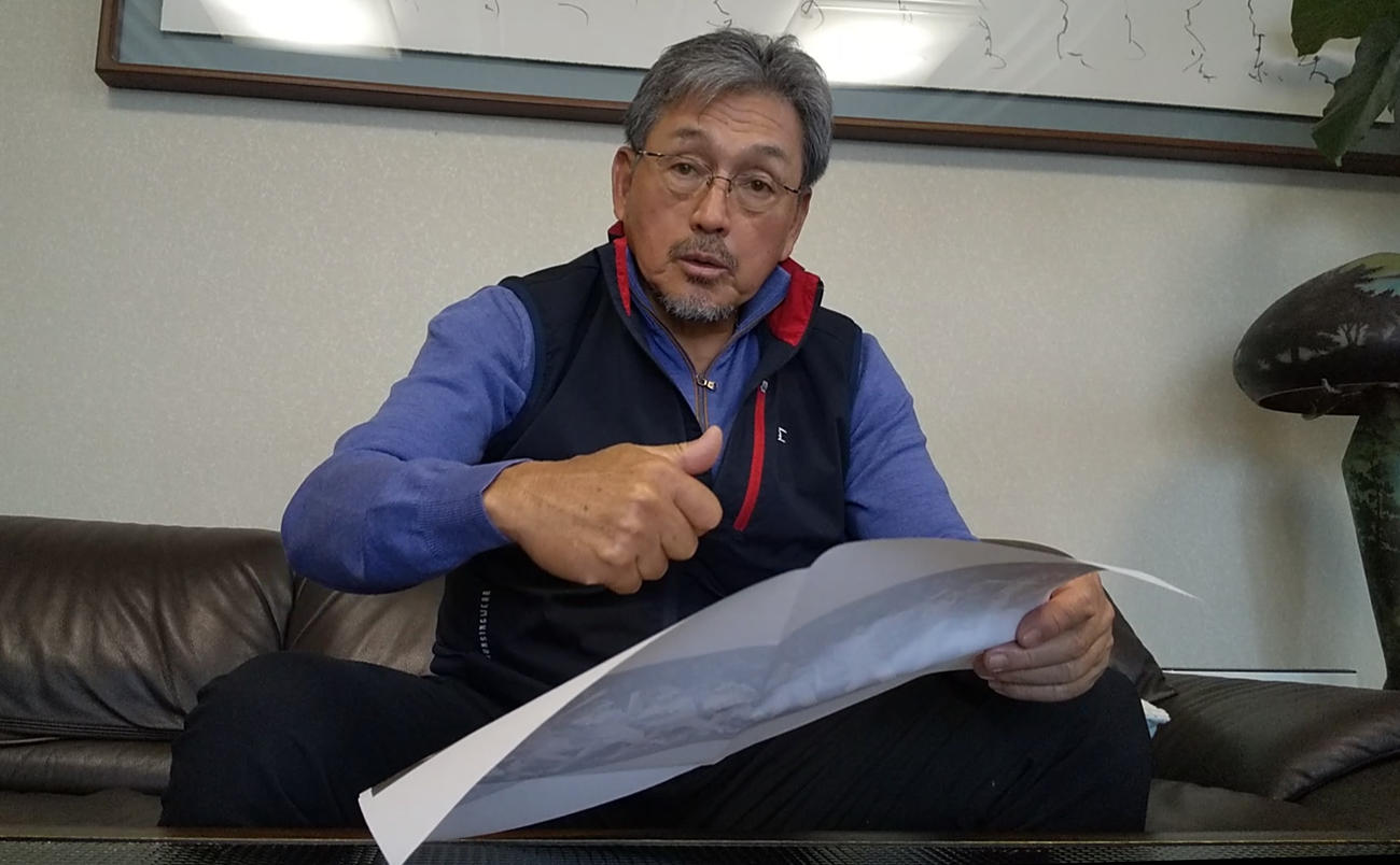 阪神小幡の打撃フォームを解析する真弓明信氏（撮影・田口真一郎）