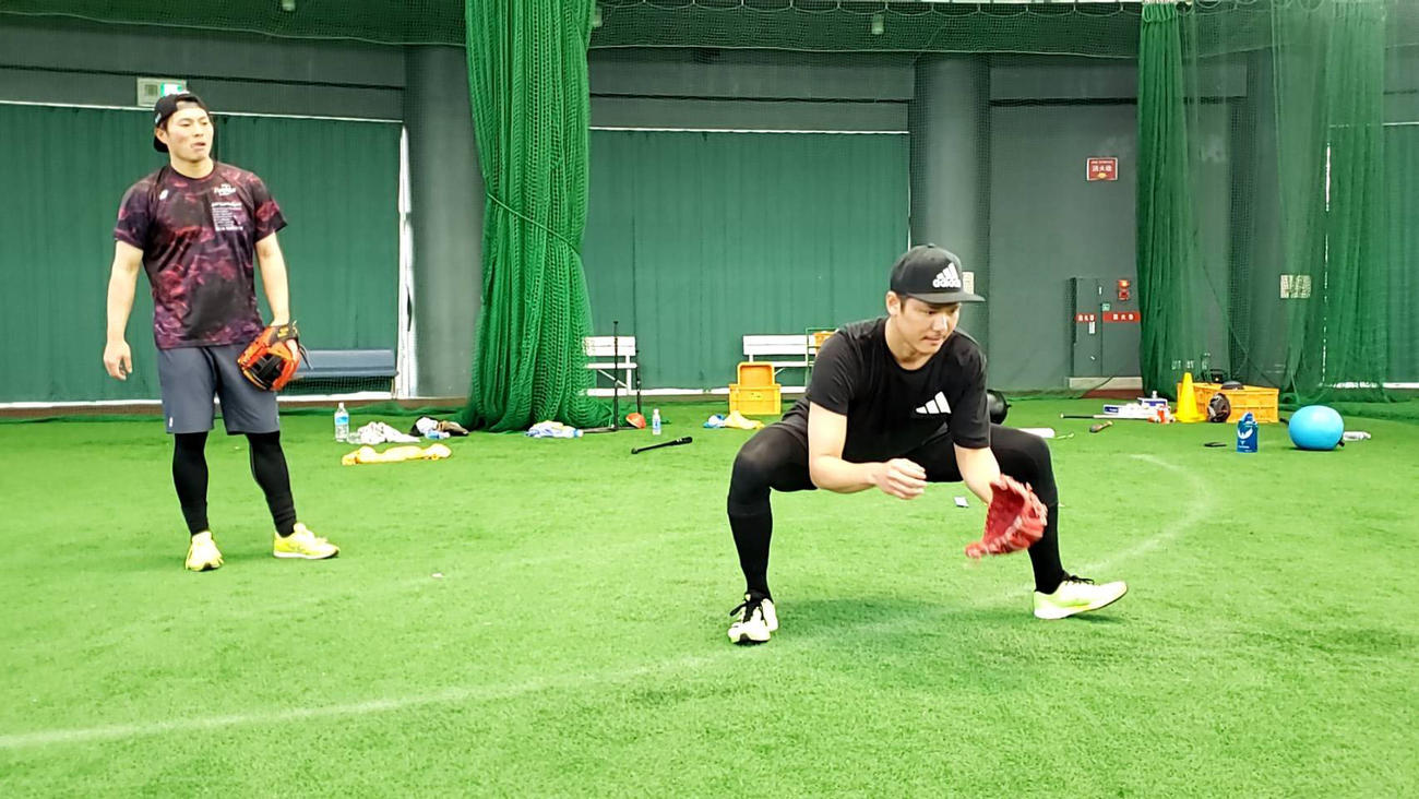 坂本勇（右）らと自主トレ行った北條（2021年1月15日・球団提供）