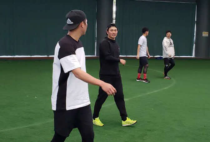 坂本勇（左）らと自主トレを行った北條（2021年1月15日・球団提供）