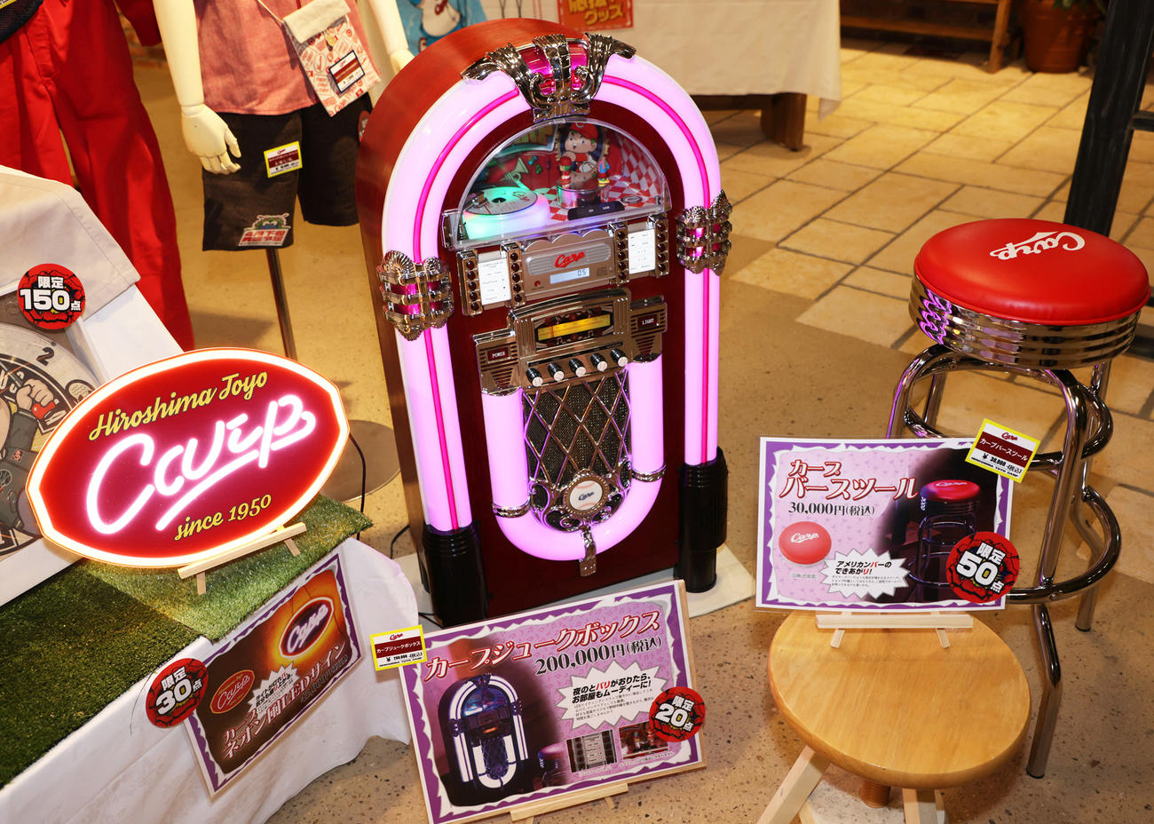 左からネオン風ＬＥＤサイン、ジュークボックス、バースツール（撮影・加藤孝規）