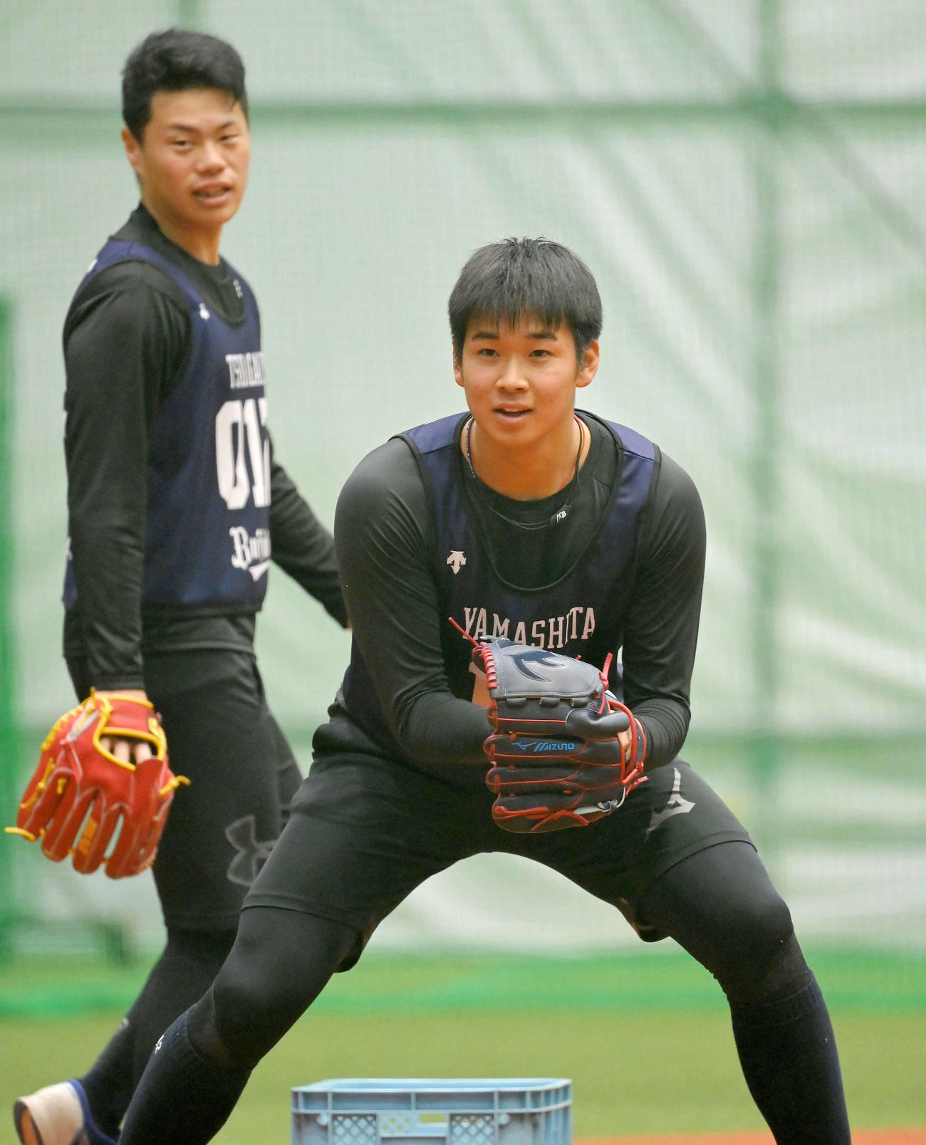 ノックを受ける山下。左は辻垣（代表撮影）