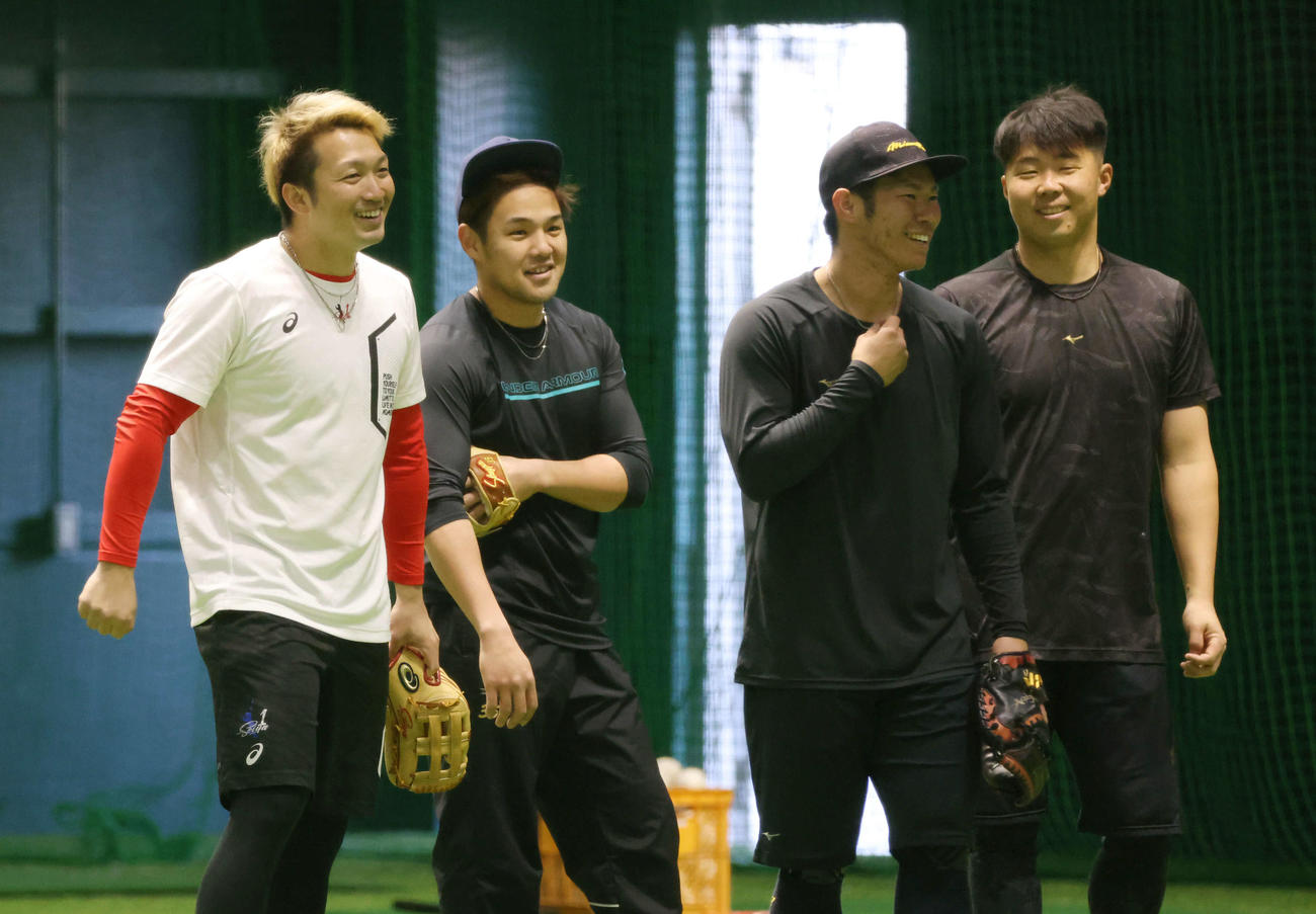 合同自主トレに合流した鈴木誠（左）ら（撮影・加藤孝規）