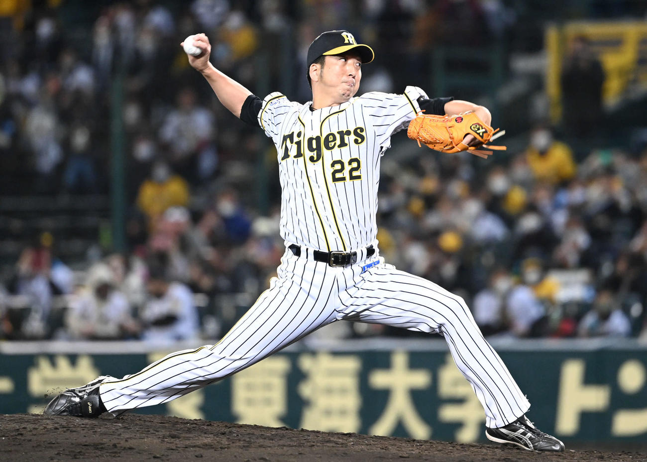 阪神対巨人　引退試合で9回に登板する藤川（20年11月10日撮影）