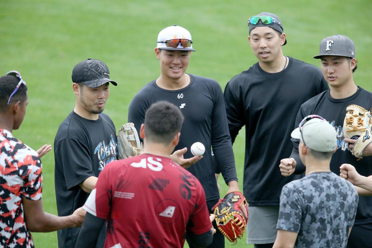 チームメートとじゃんけんをする日本ハム近藤（左から2人目）（撮影・佐藤翔太）
