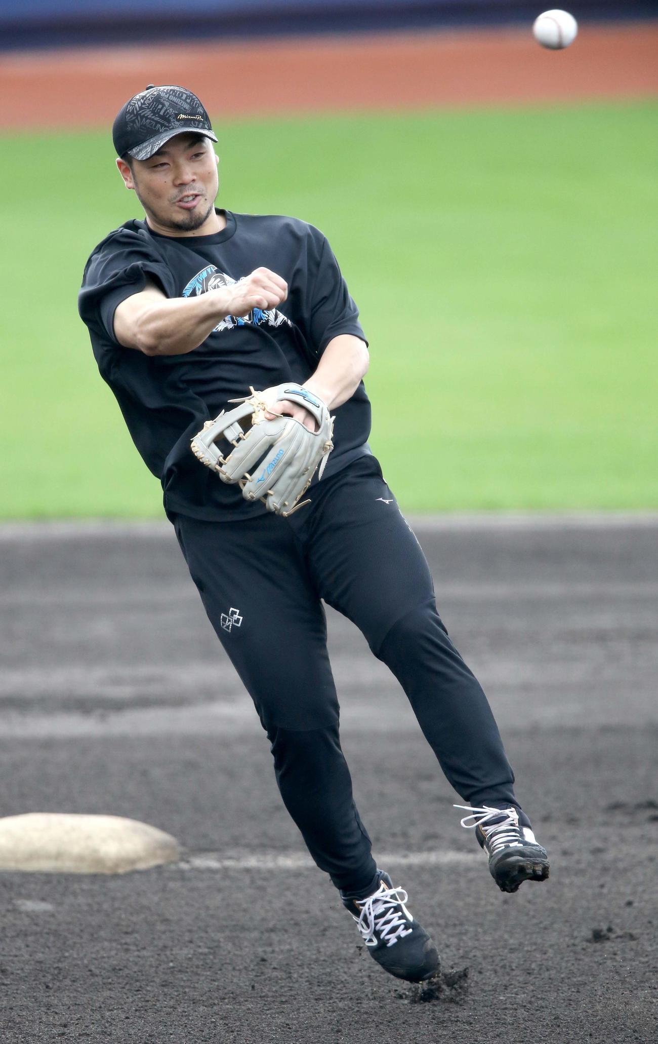 ジャンピングスローをする日本ハム近藤（撮影・佐藤翔太）