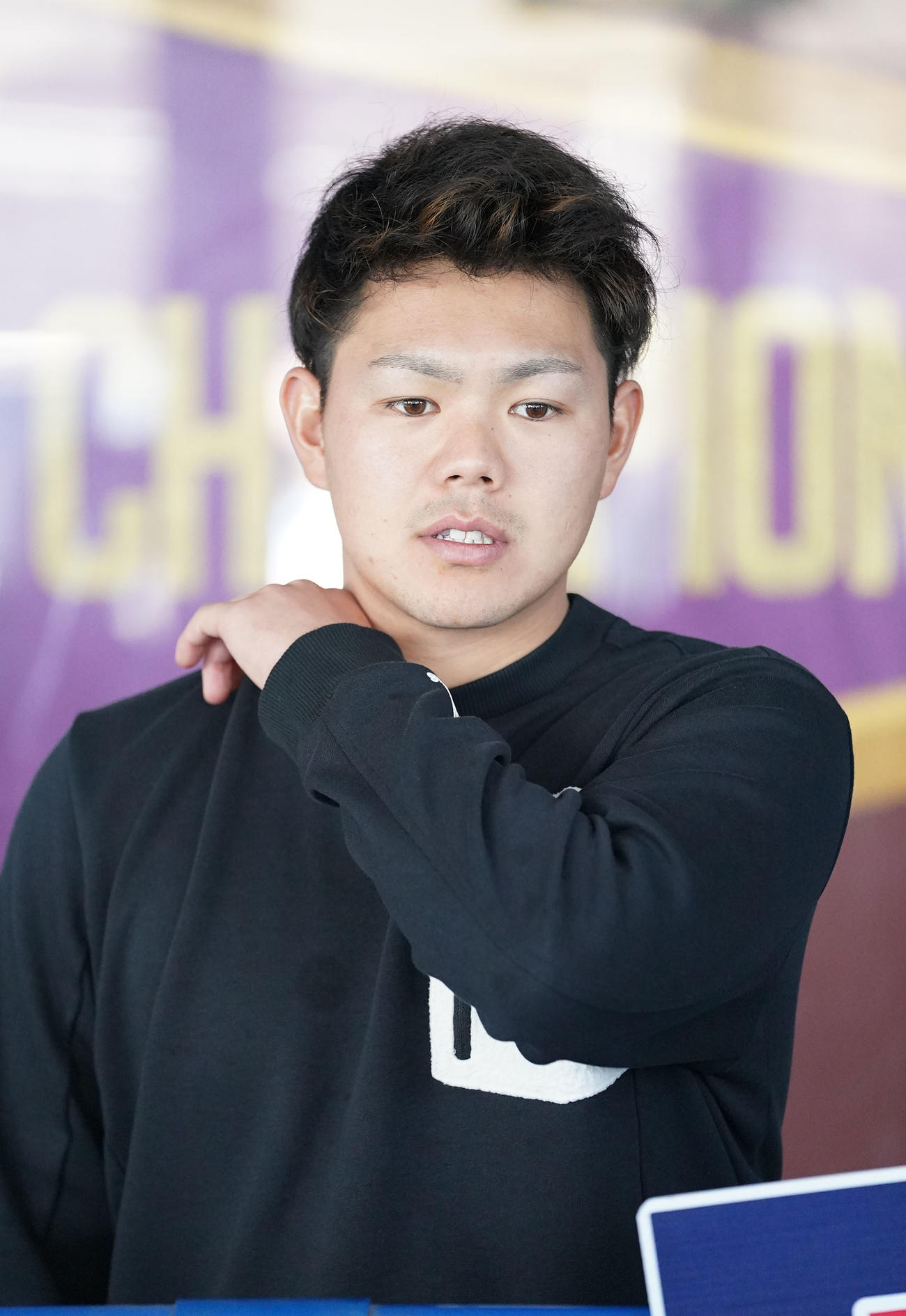 自主トレ後、取材対応する高橋周