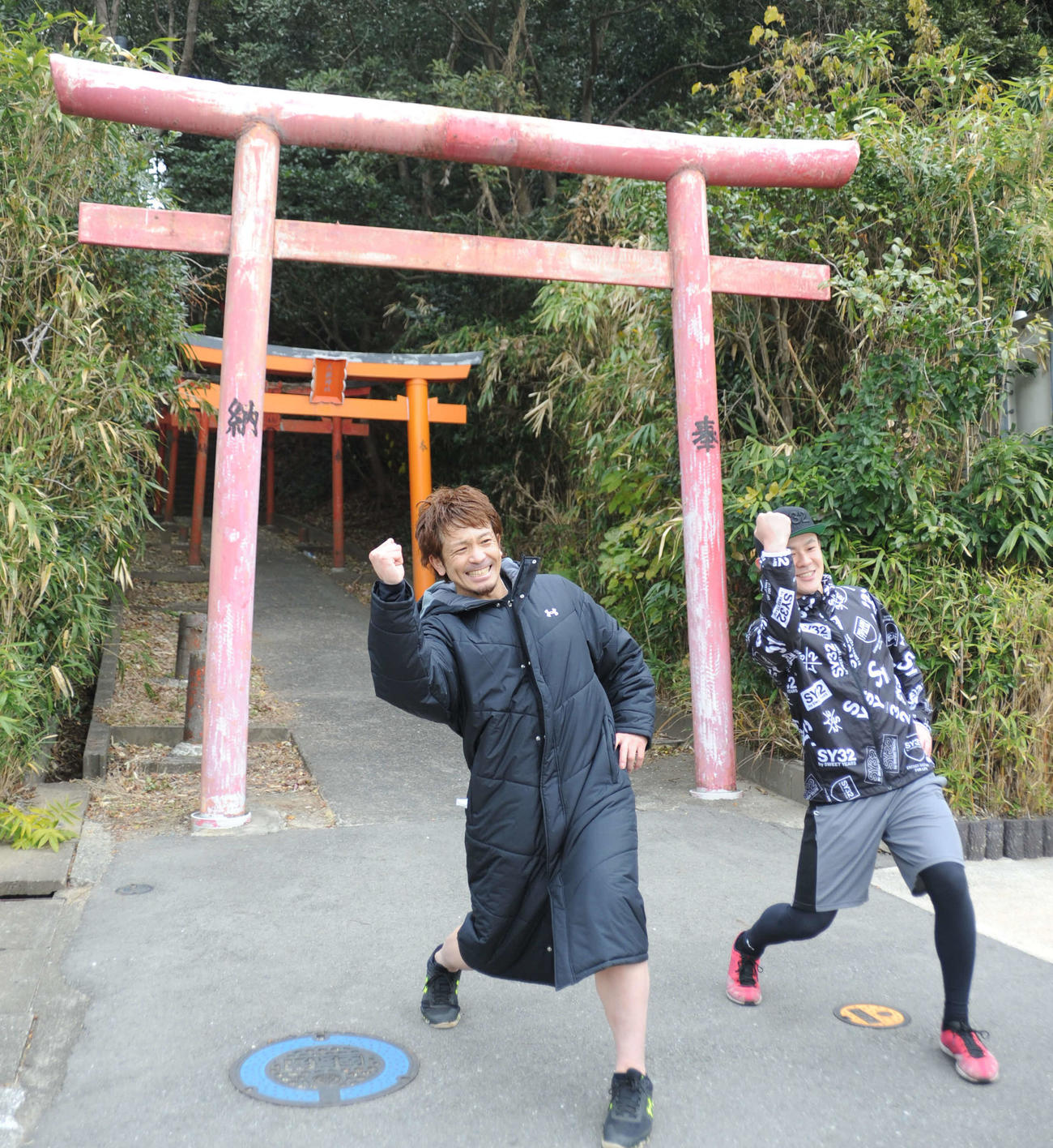 ソフトバンク松田宣浩内野手（左）が牧原大成内野手とともに大嶽神社の階段登りを行い、熱男ポーズで締めた（2021年1月5日撮影）