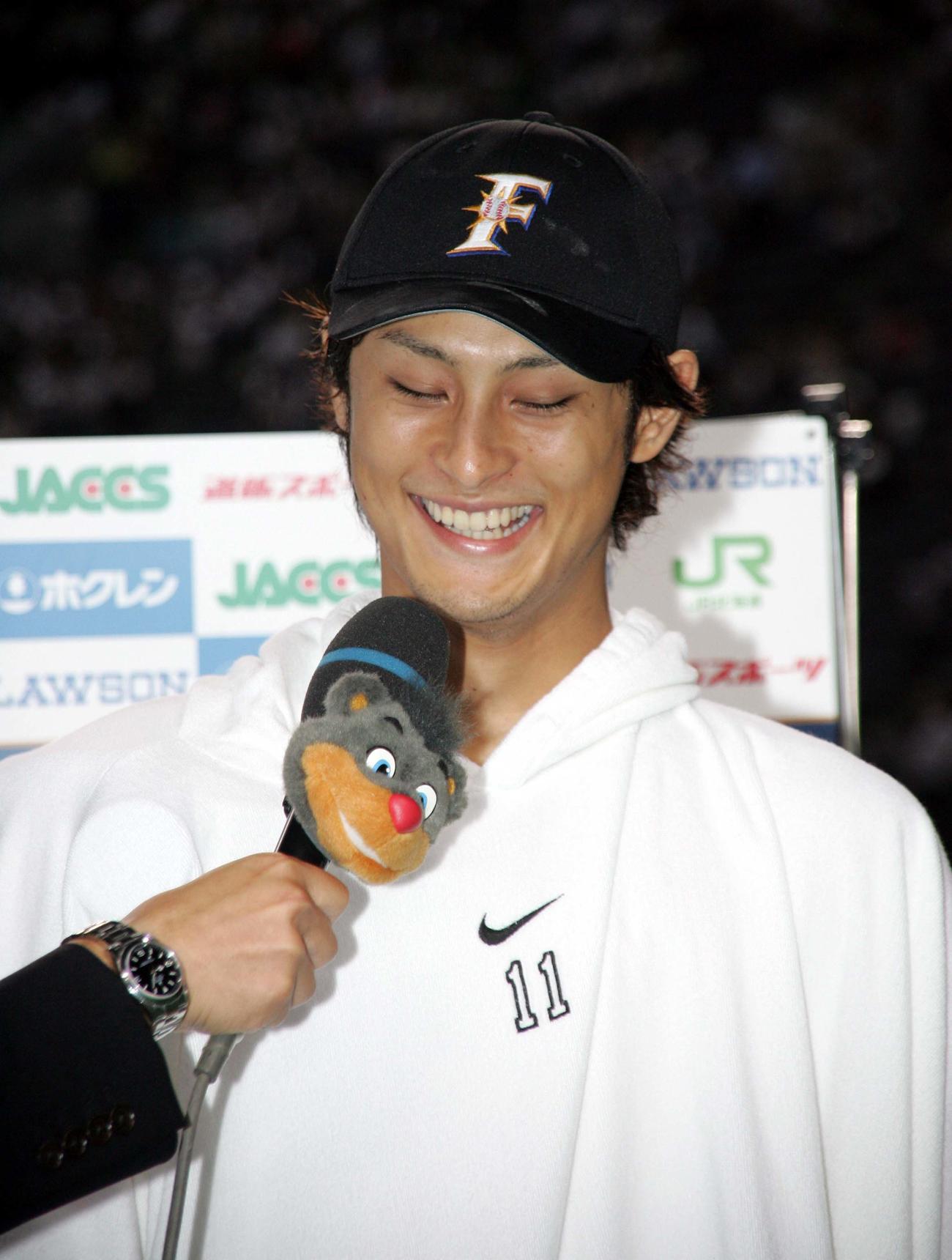 07年8月、お立ち台で照れながら紗栄子との結婚を報告するダルビッシュ