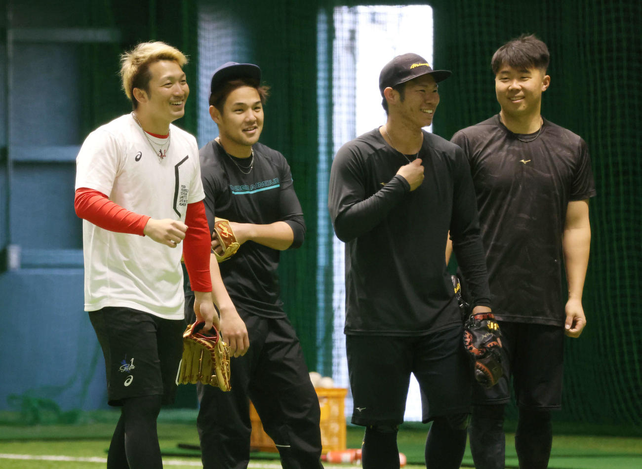 プロ野球広島　自主トレ　合同自主トレに合流した鈴木誠也（左）。左から、鈴木誠、三好、坂倉、高橋大（撮影・加藤孝規）