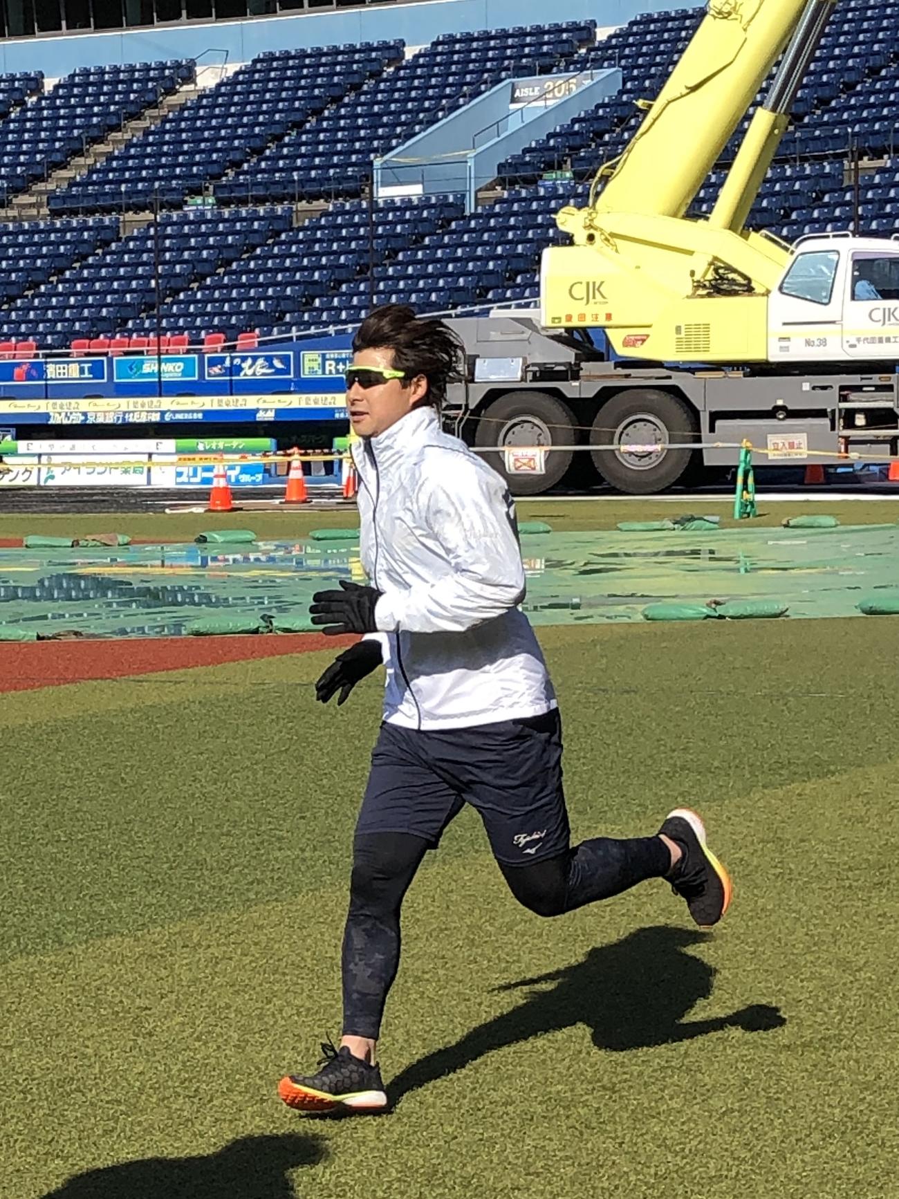 ZOZOマリンで自主トレを行うロッテ藤岡（球団提供）
