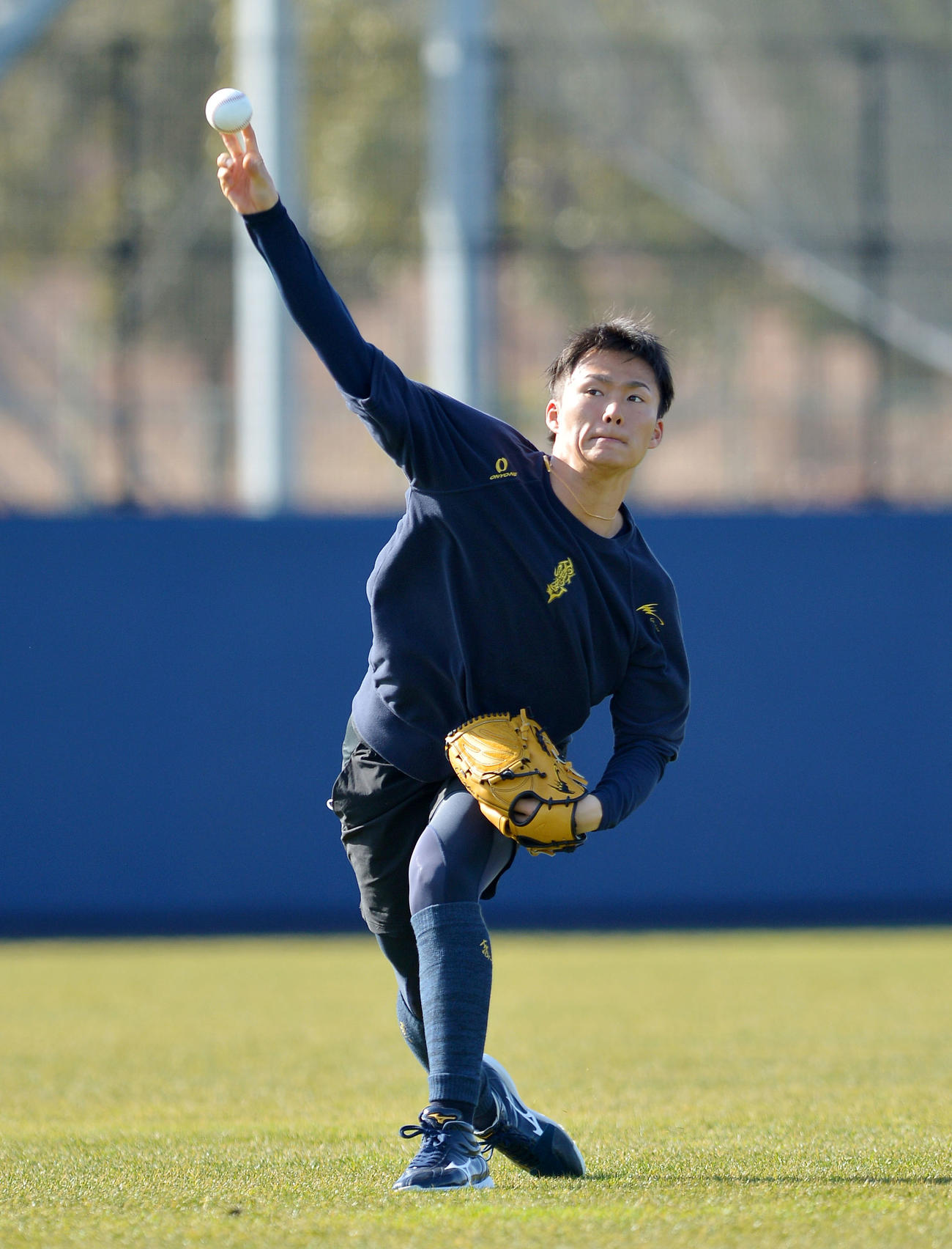 自主トレを公開しキャッチボールするオリックス山本（代表撮影）