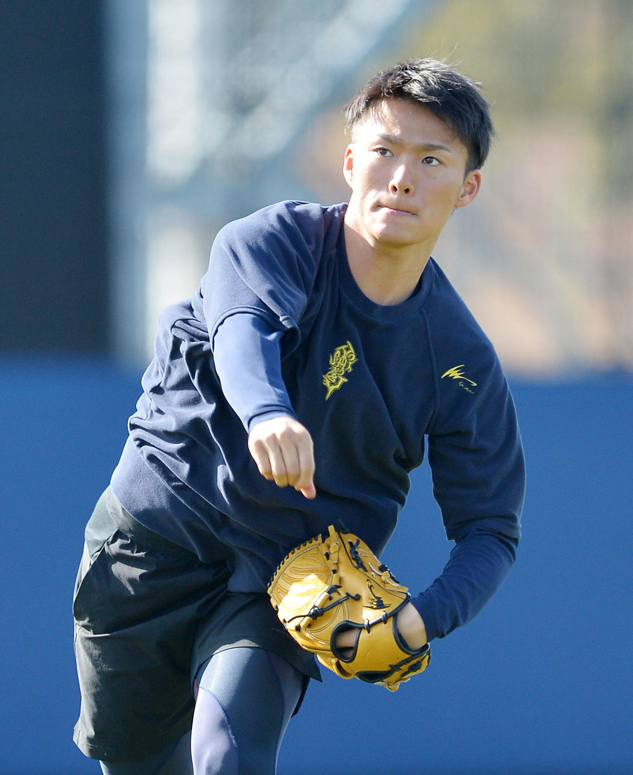 自主トレを公開しキャッチボールするオリックス山本（代表撮影）
