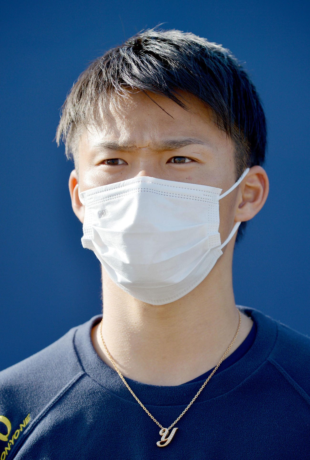 自主トレを公開しインタビューに答える山本由（代表撮影）