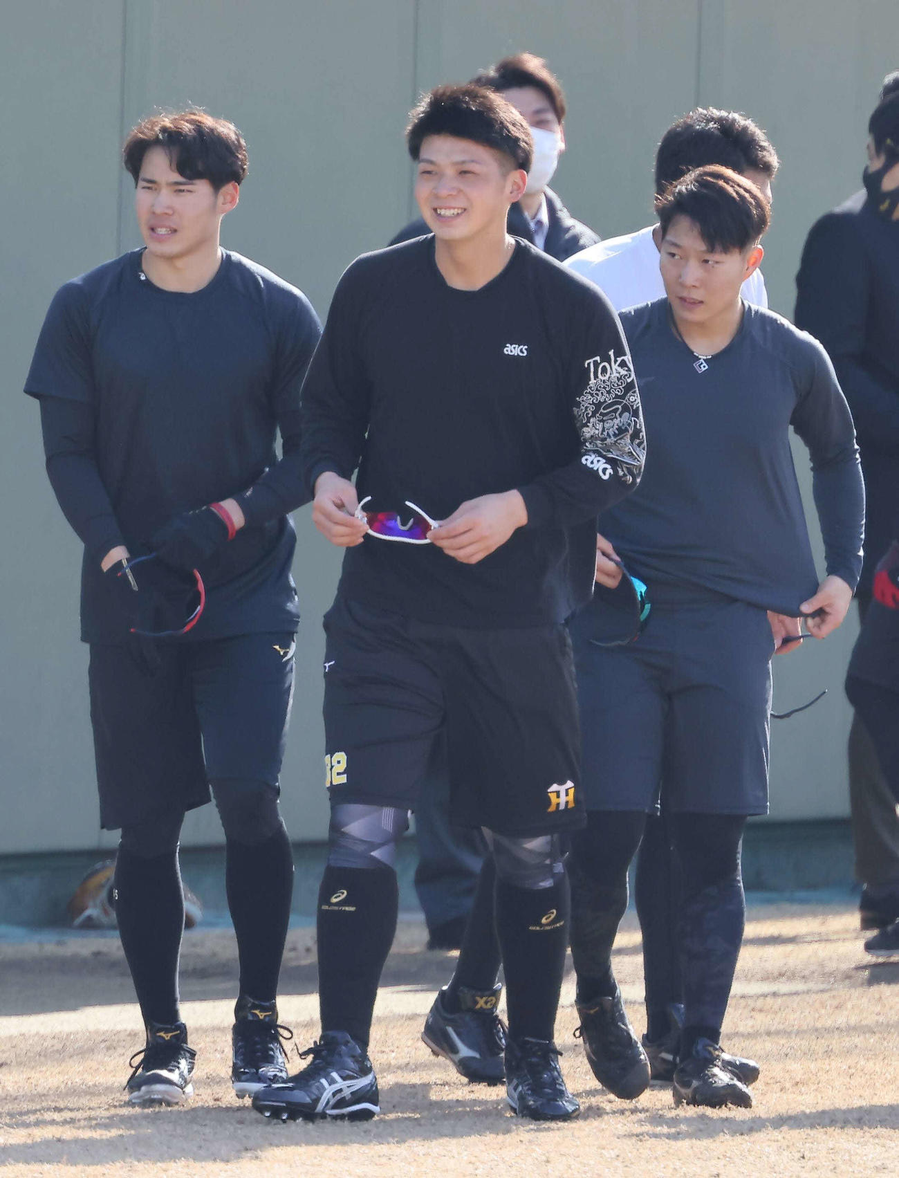 自主トレの合間に笑顔を見せる阪神井上（中央）。左は遠藤、右は藤田（代表撮影）