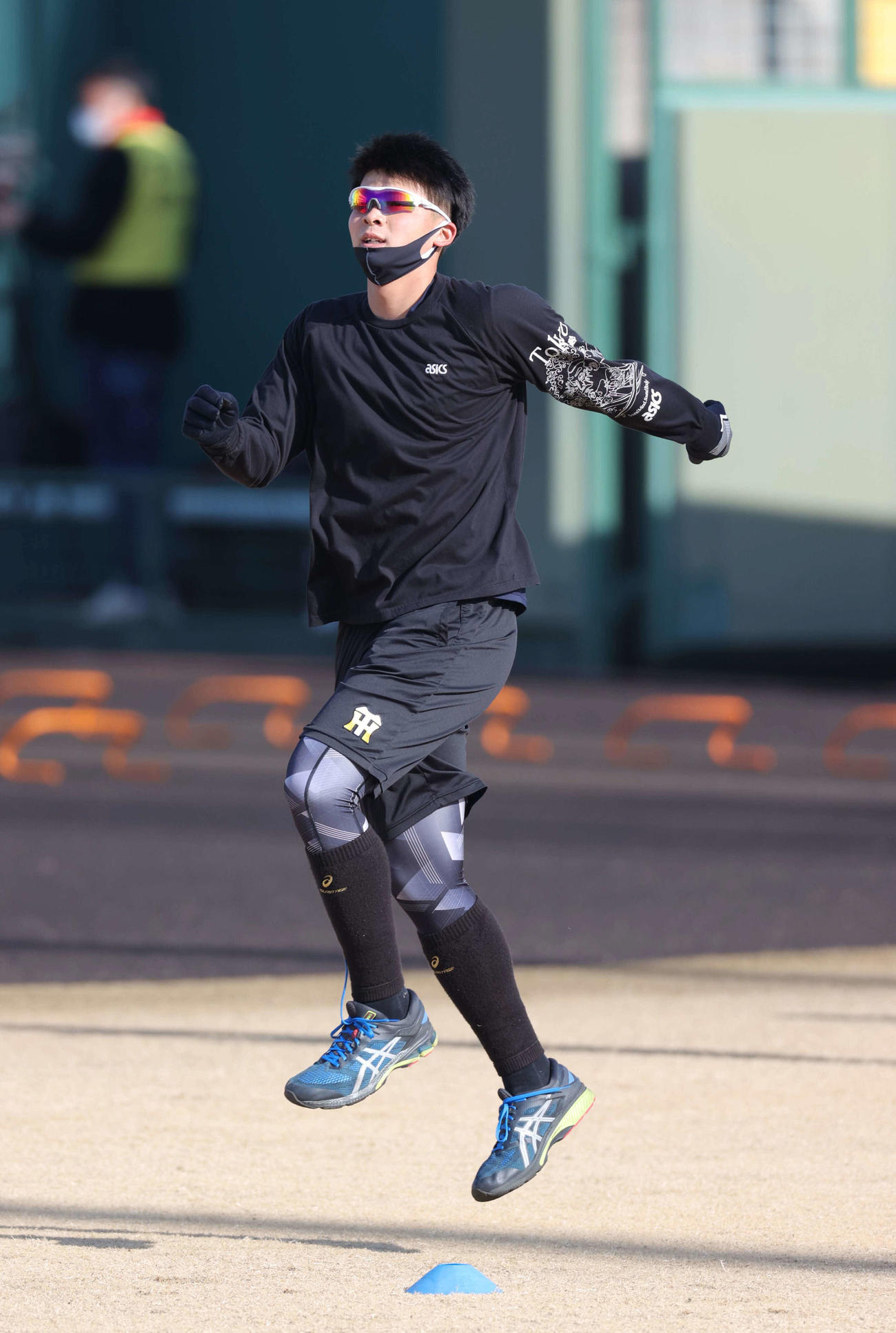 アップを行う阪神井上（代表撮影）