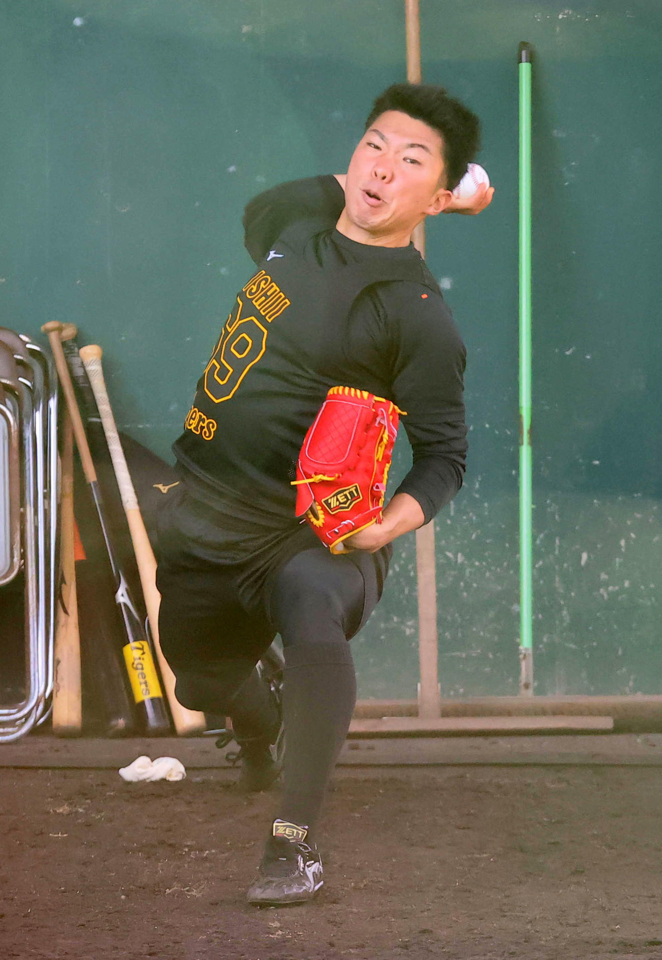 ブルペンで投げ込む石井大（球団提供）