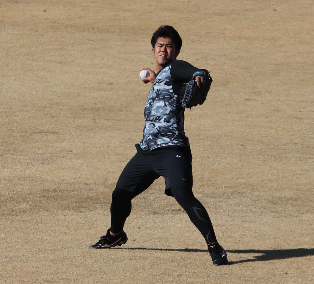 キャッチボールをする日本ハム今川（撮影・山崎純一）