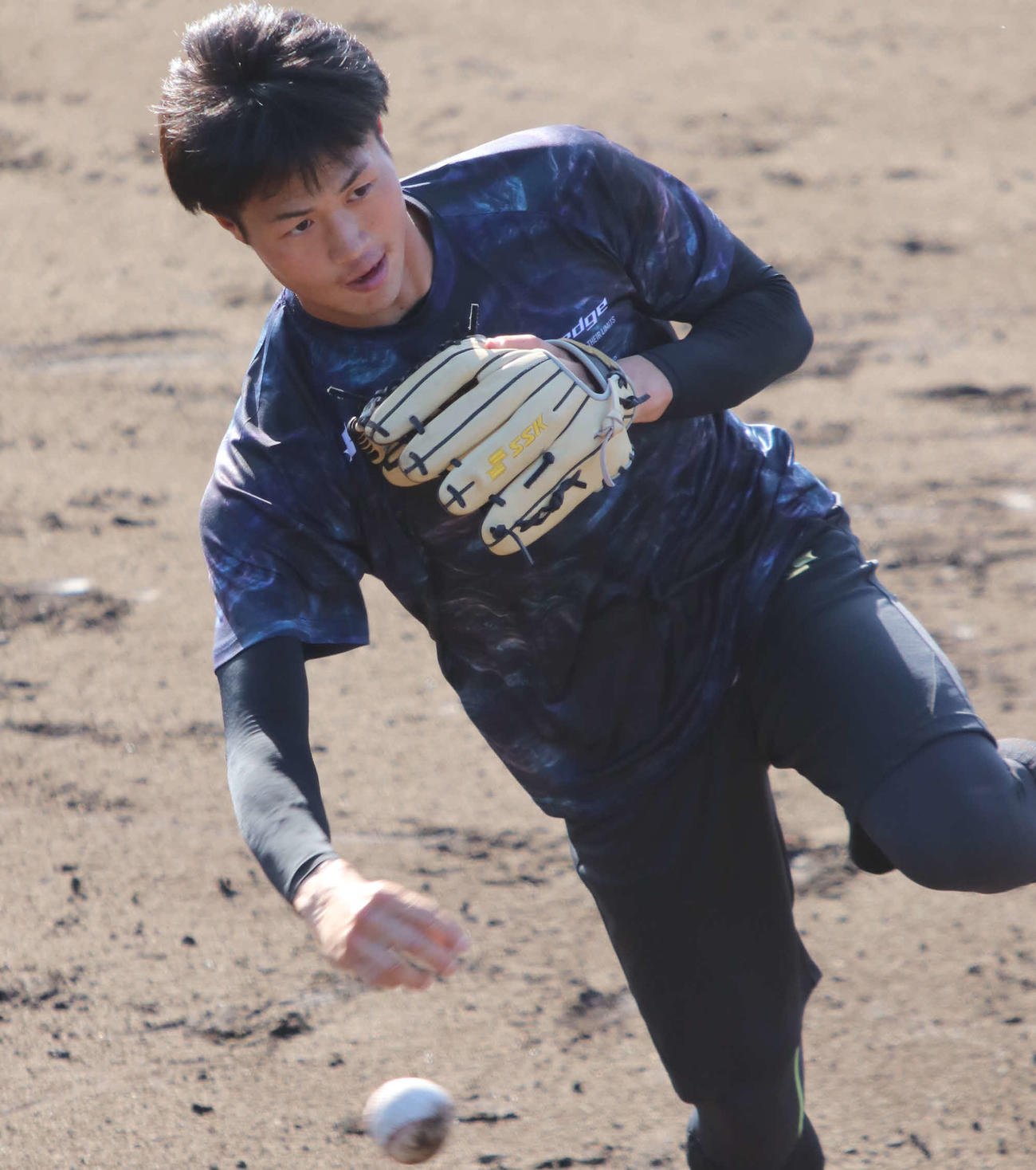守備練習で軽快な動きをみせる日本ハム細川（撮影・山崎純一）