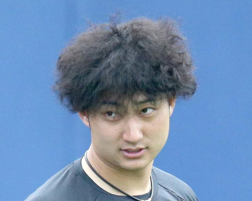 髪形をイメチェンして登場した日本ハム浅間（撮影・佐藤翔太）