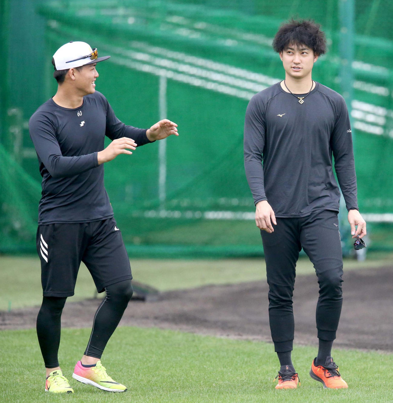 日本ハム郡（左）は浅間の髪形に興味を示す（撮影・佐藤翔太）