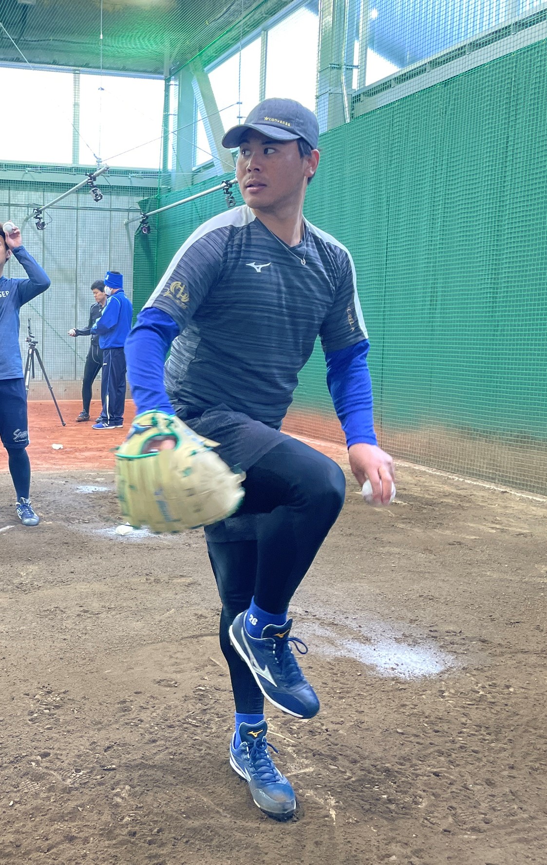 ブルペンで投げ込むDeNA浜口（球団提供）