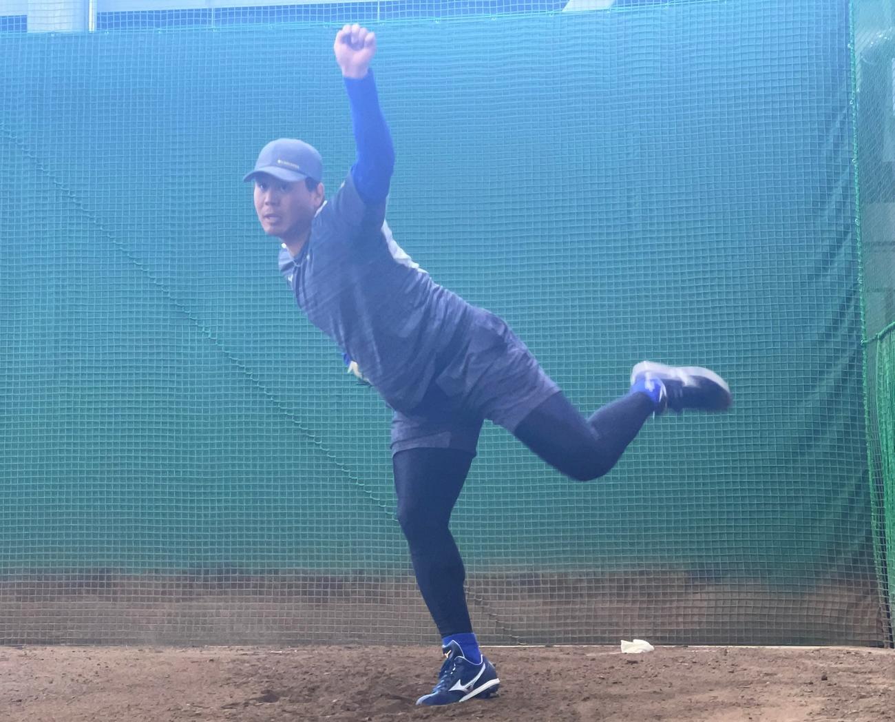 ブルペンで投げ込むDeNA浜口（球団提供）