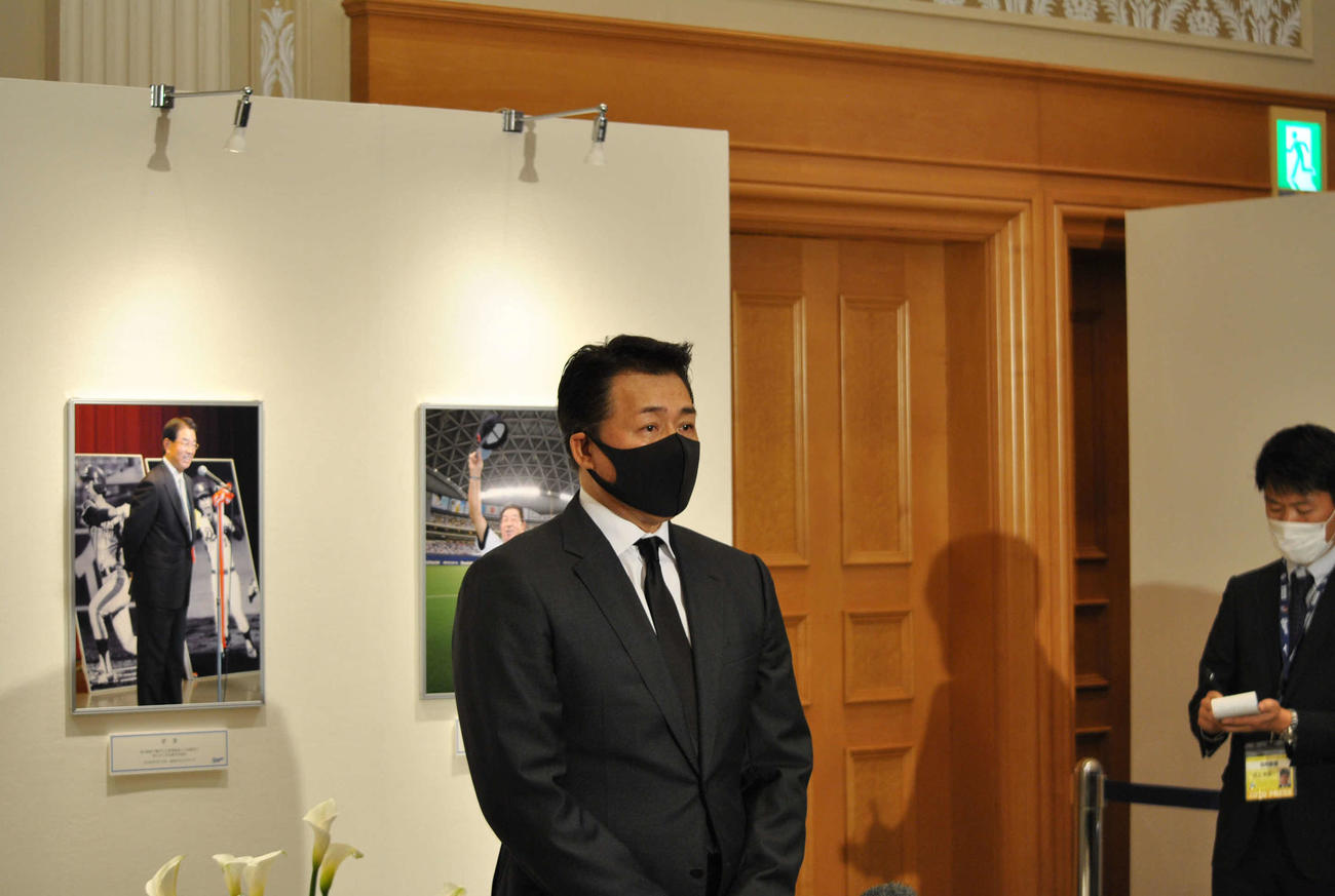 高木守道氏お別れ会で報道陣に答える中日与田監督（撮影・伊東大介）