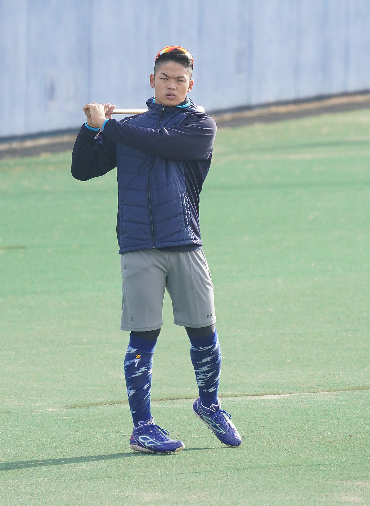 自主トレのためナゴヤ球場に姿を見せ素振りをする根尾昂（撮影・森本幸一）