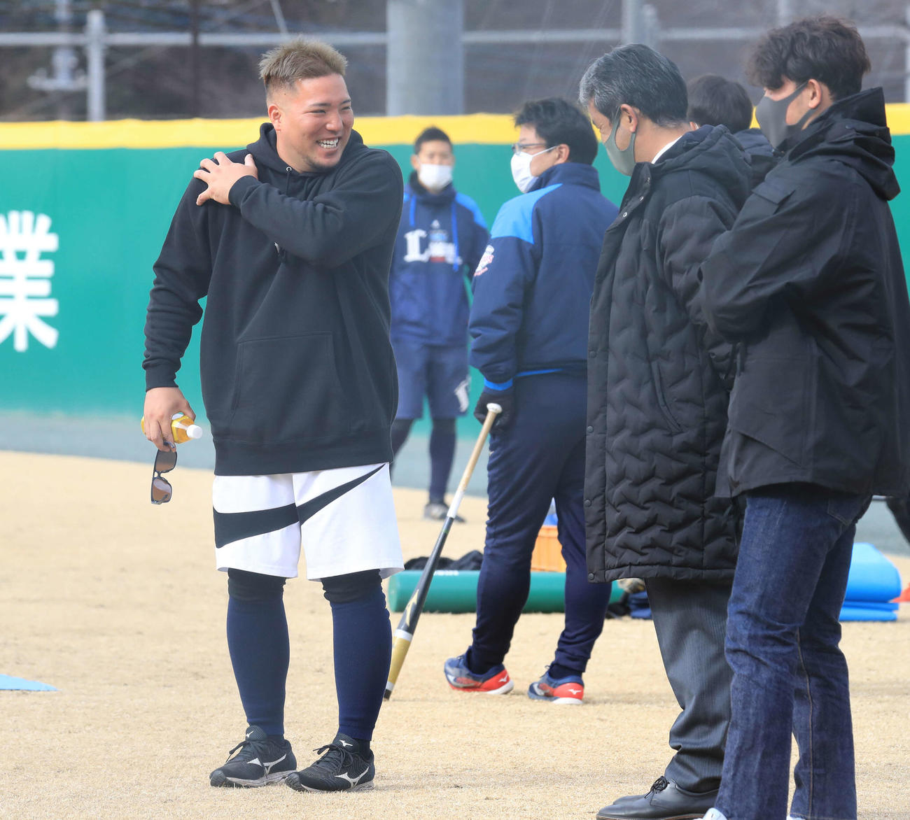 自主トレに訪れた西武山川（左）は球団スタッフと談笑（代表撮影）