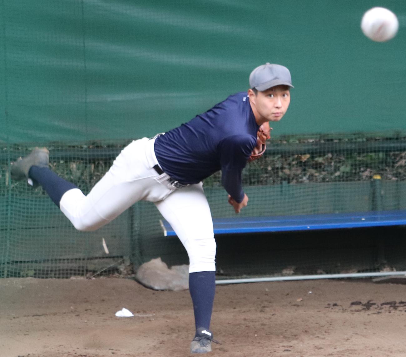 ブルペンで投球する横浜商大・飯田（撮影・古川真弥）