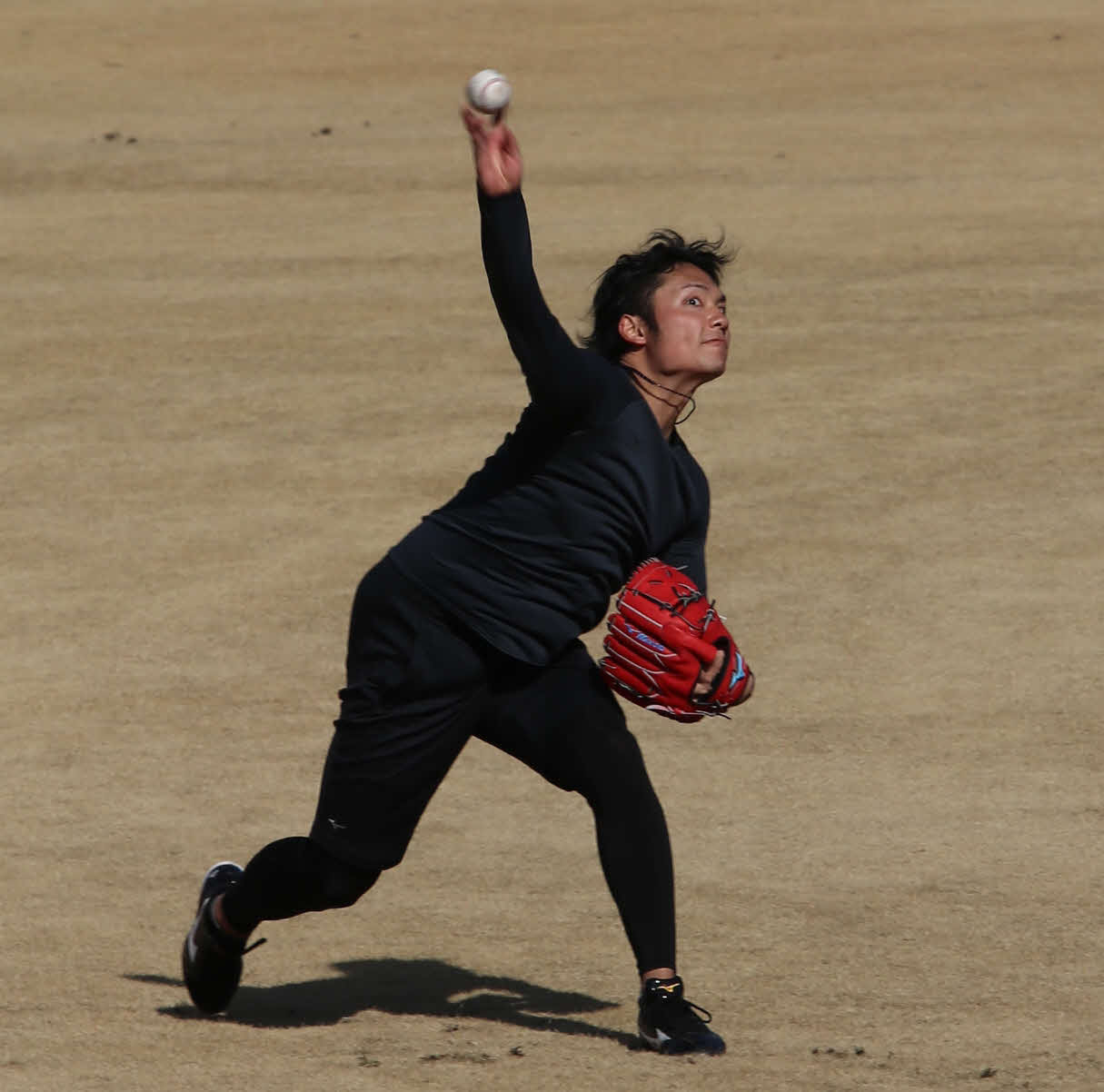 25日のキャッチボールで変化球を試す日本ハム伊藤（撮影・山崎純一）