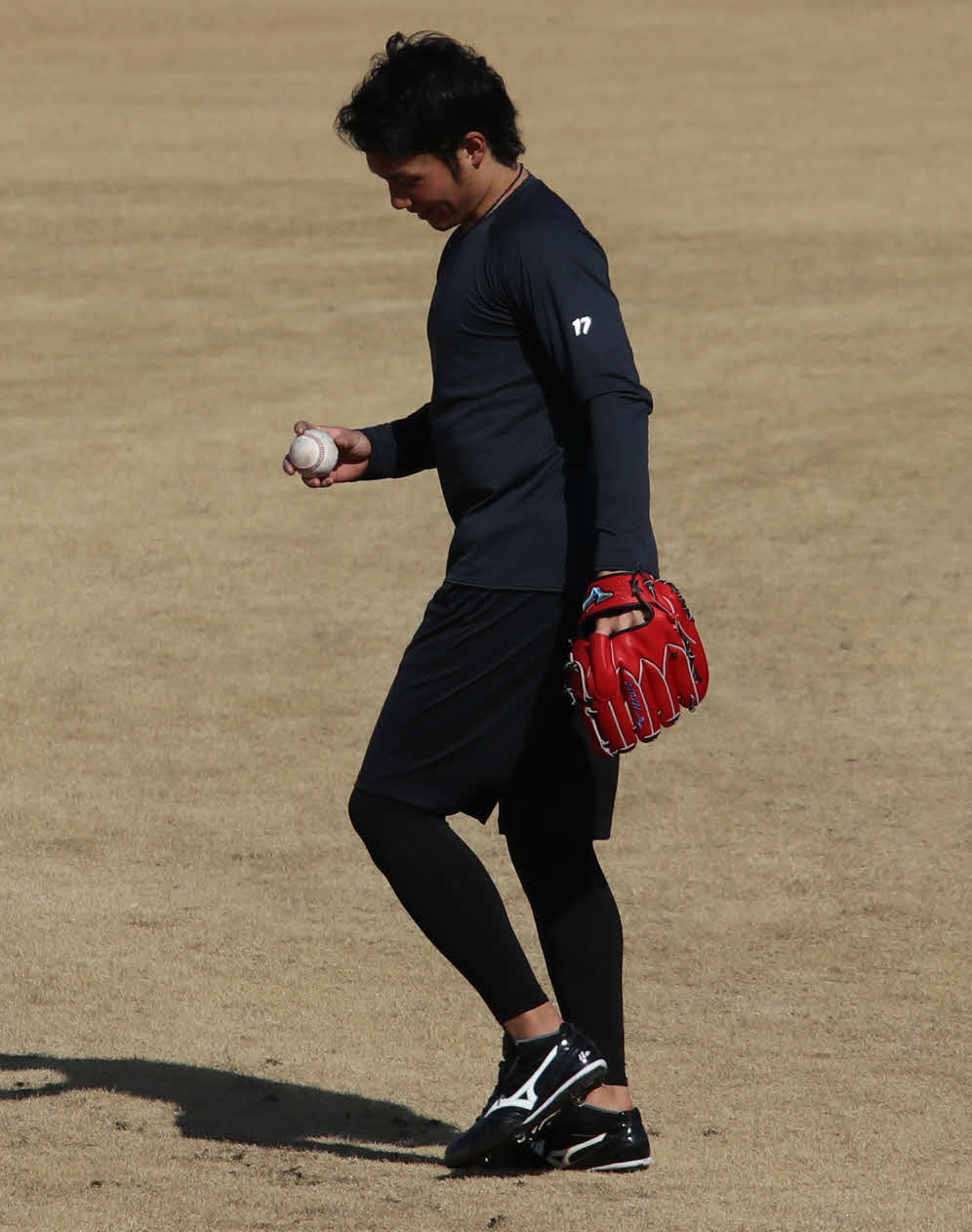 25日のキャッチボールで変化球の握りを確認する日本ハム伊藤（撮影・山崎純一）