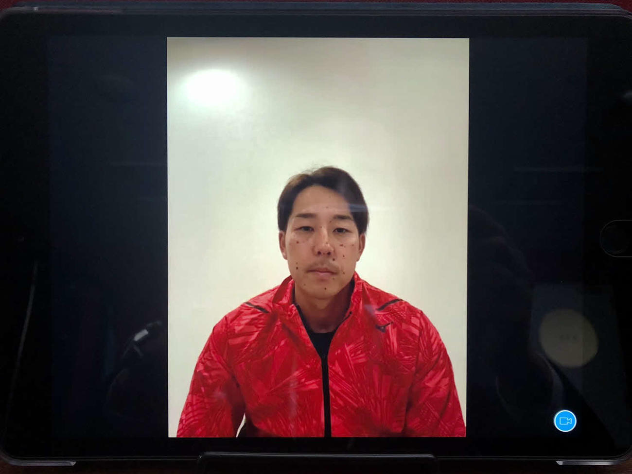 報道陣の質問に答える楽天鈴木大（球団提供）