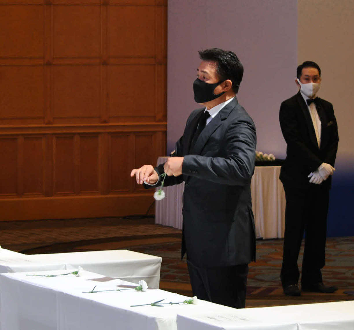 高木守道氏お別れ会で献花をする中日与田監督